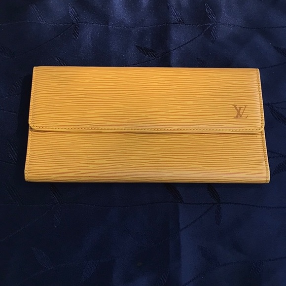 Louis Vuitton EPI Leather Wallet Firm already discounted - Picture 3 of 16